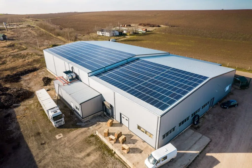 multiple-solar-panels-on-the-roof-of-a-manufacturi-2023-11-27-05-31-28-utc